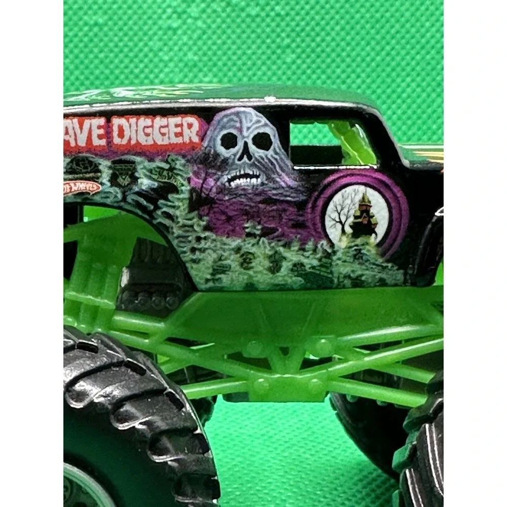 Hot Wheels Grave Digger 1:64 Monster Jam Monster Trucks Die cast Unknown Series